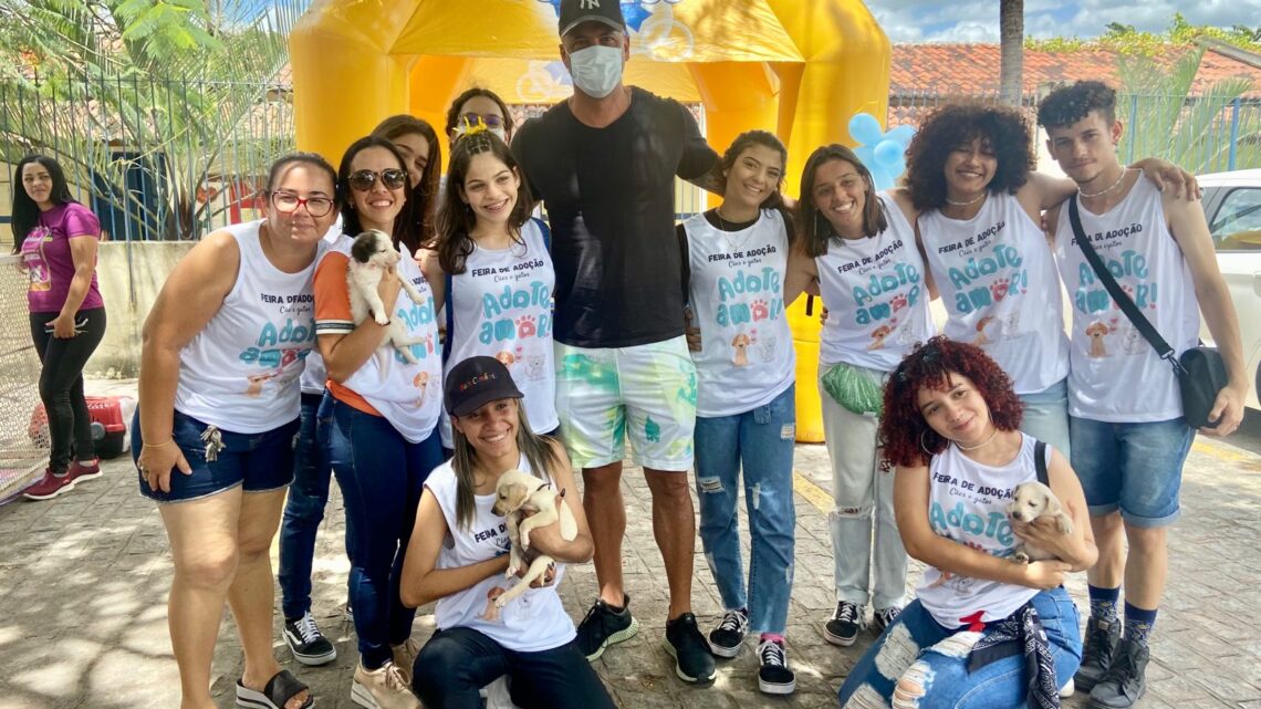 Anderson Correia realiza feira de adoção de animais com alunos de escola estadual de Caruaru