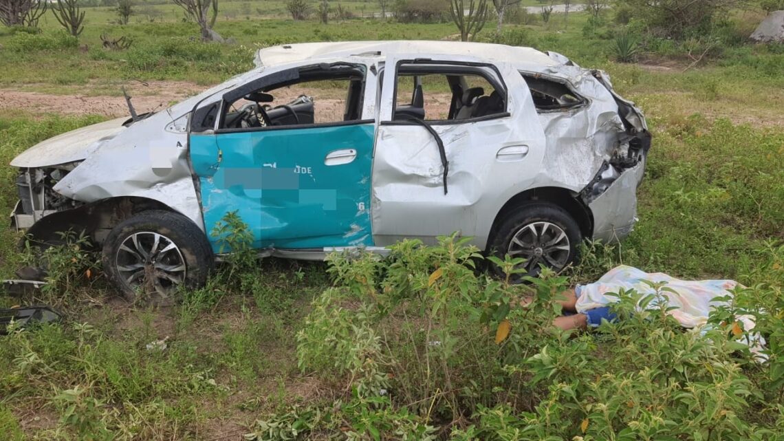 Mulher morre e três pessoas ficam feridas após táxi capotar