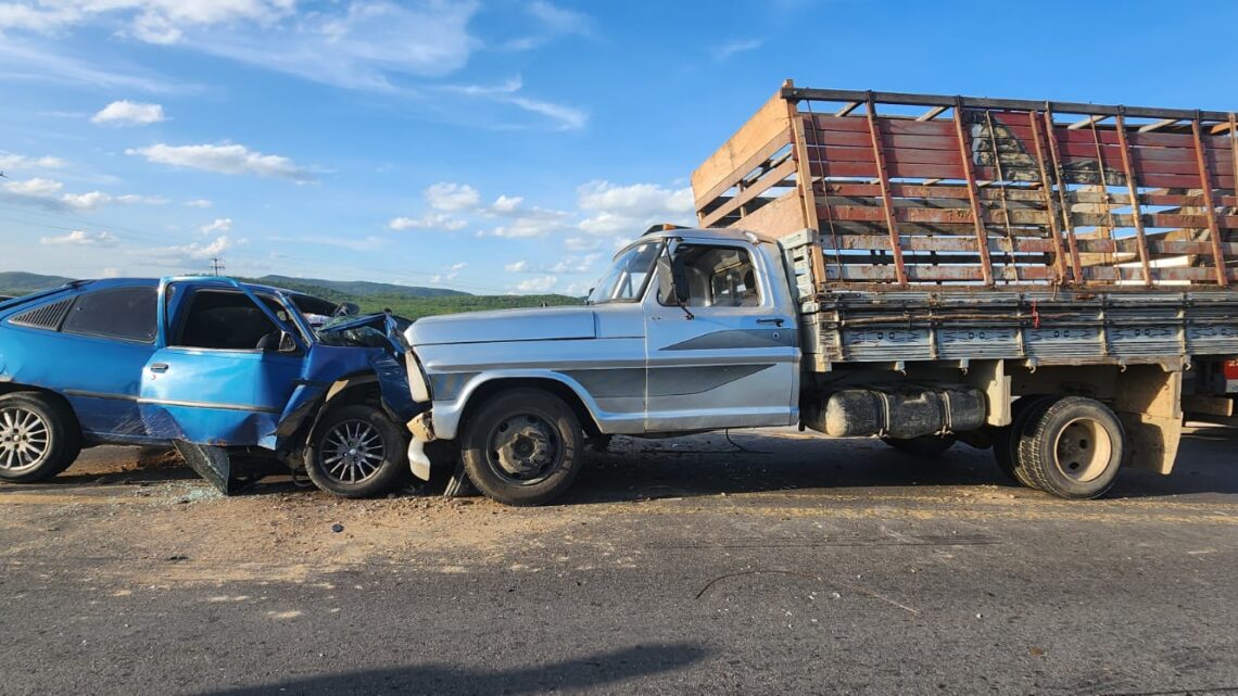 Colisão frontal entre caminhonete e carro na BR 232 deixa motorista ferido Colisão frontal entre caminhonete e carro na BR 232 deixa motorista ferido