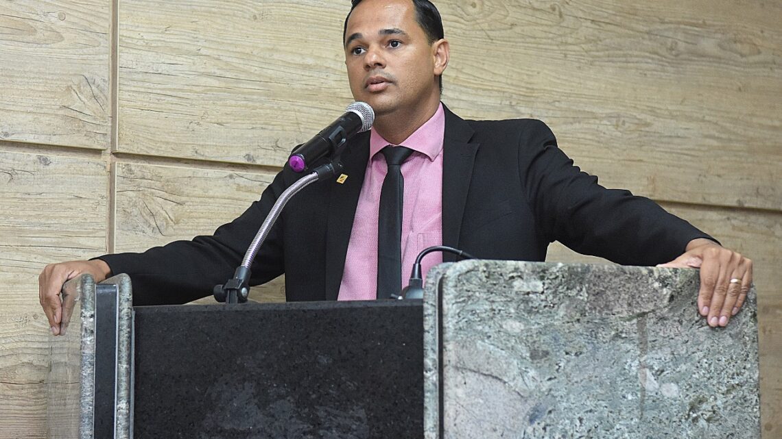 Vereador Irmão Ronaldo solicita reforma e requalificação da praça Chico Porto