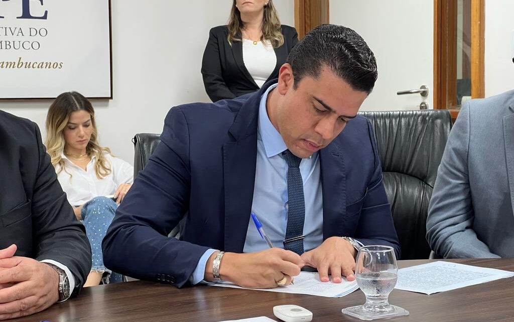 Prefeito Rodrigo Pinheiro assina doação da área destinada à construção do Colégio da PM em Caruaru Prefeito Rodrigo Pinheiro assina doação da área destinada à construção do Colégio da PM em Caruaru