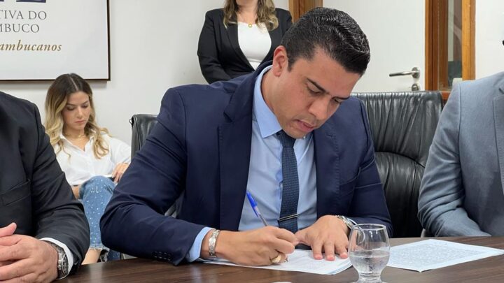Prefeito Rodrigo Pinheiro assina doação da área destinada à construção do Colégio da PM em Caruaru