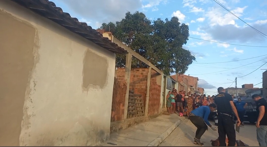 Homem é assassinado a tiros em via pública, em Caruaru, nesta terça-feira (15) Homem é assassinado a tiros em via pública, em Caruaru, nesta terça-feira (15)