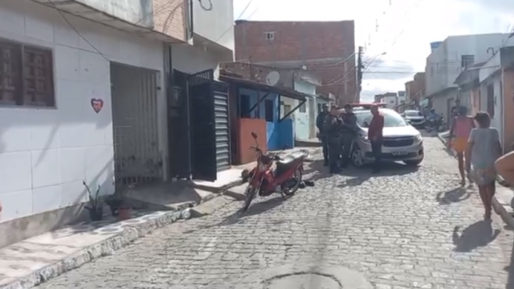 Homem é assassinado na frente de casa em Caruaru