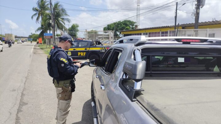 PRF autua 44 motoristas por alcoolemia e retira 30 animais das rodovias em Pernambuco no Natal