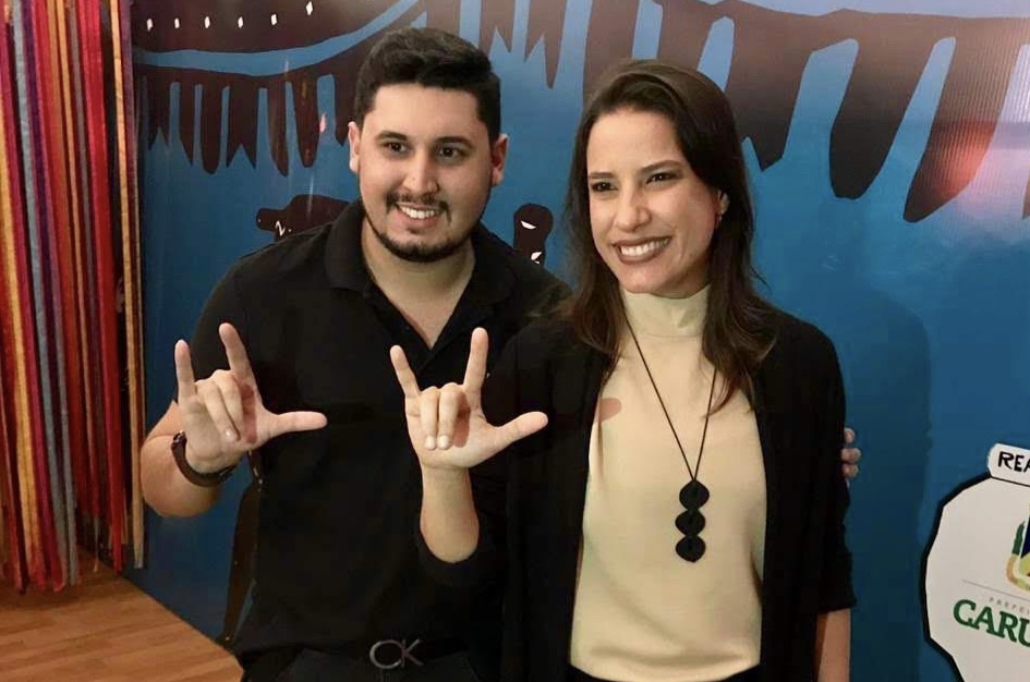 Álvaro Ferreira é confirmado como Intérprete de Libras oficial da Posse da Governadora eleita Raquel Lyra Álvaro Ferreira é confirmado como Intérprete de Libras oficial da Posse da Governadora eleita Raquel Lyra