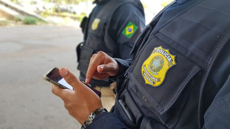Motorista não percebe alteração de uma letra na placa do veículo e acaba detido pela PRF Motorista não percebe alteração de uma letra na placa do veículo e acaba detido pela PRF
