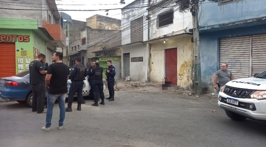 Mulher é assassinada a facadas no centro de Caruaru Mulher é assassinada a facadas no centro de Caruaru
