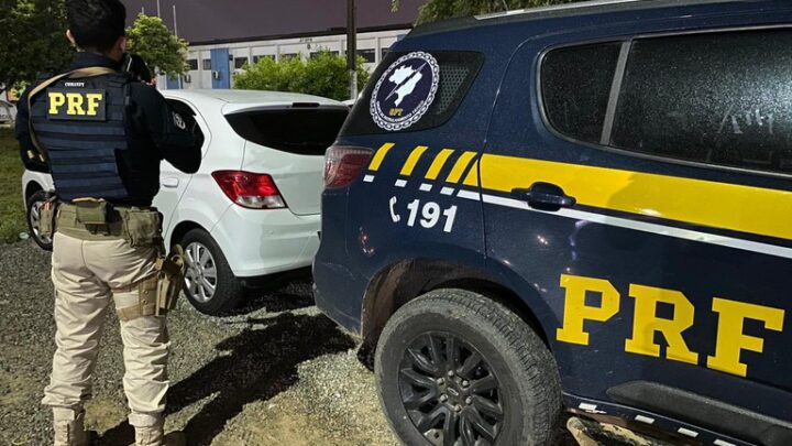 Carro roubado há 3 dias é recuperado pela PRF, em Caruaru