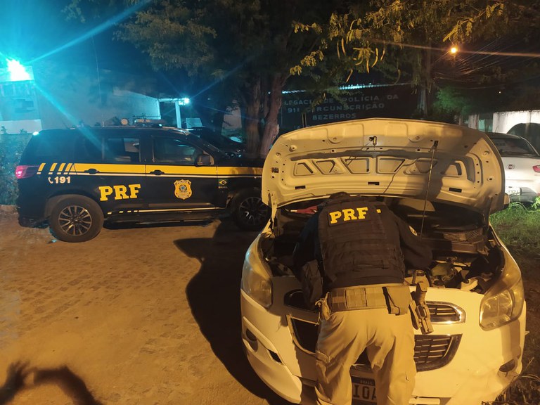 Homem troca carro por veículo furtado e é detido pela PRF Homem troca carro por veículo furtado e é detido pela PRF