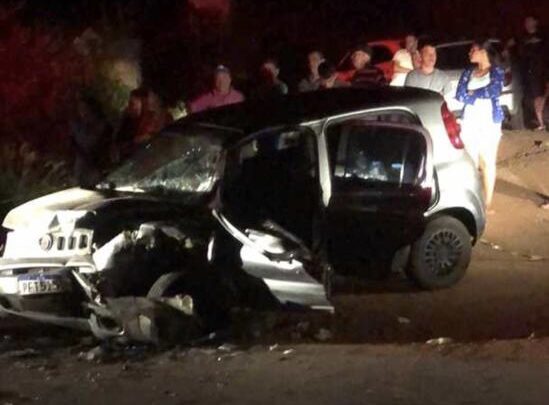 Padre fica ferido, após colisão frontal entre dois carros na BR 104