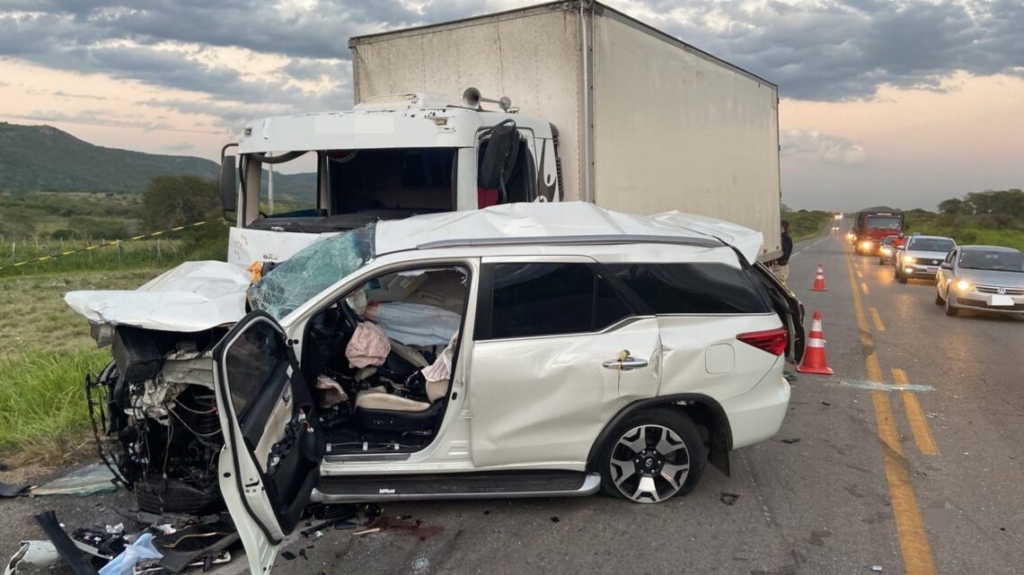 Dois mortos e vários feridos, após colisão envolvendo três carros e um caminhão na BR 232 Dois mortos e vários feridos, após colisão envolvendo três carros e um caminhão na BR 232