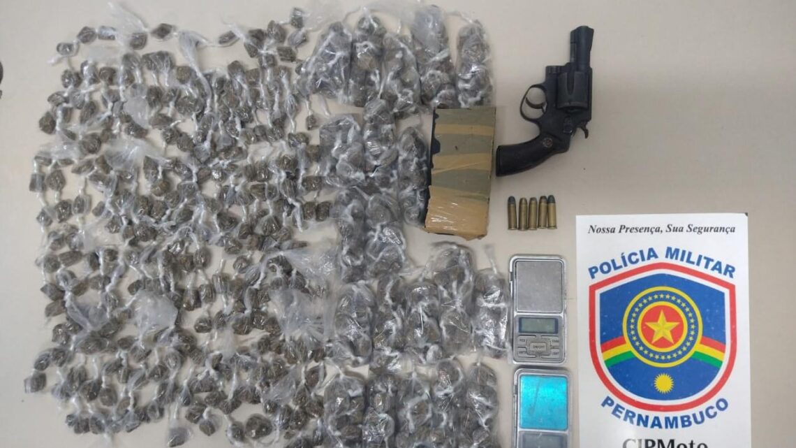 Dupla é presa com maconha e revolver