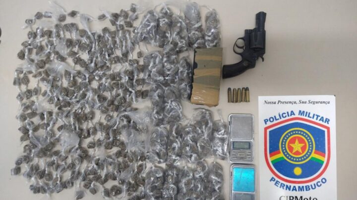 Dupla é presa com maconha e revolver