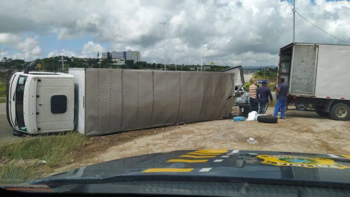 Caminhão tomba na BR 232, em Caruaru