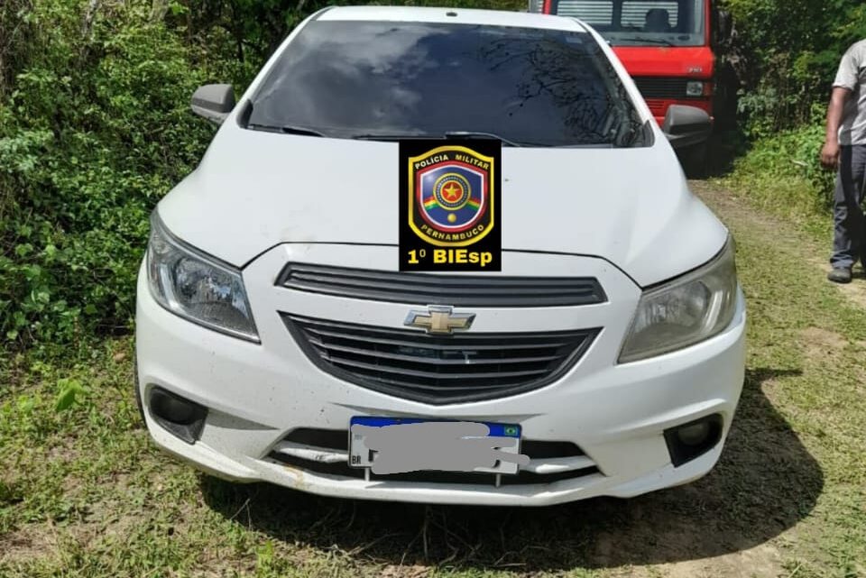 PM liberta reféns e recupera veículos e carga roubados em Caruaru PM liberta reféns e recupera veículos e carga roubados em Caruaru