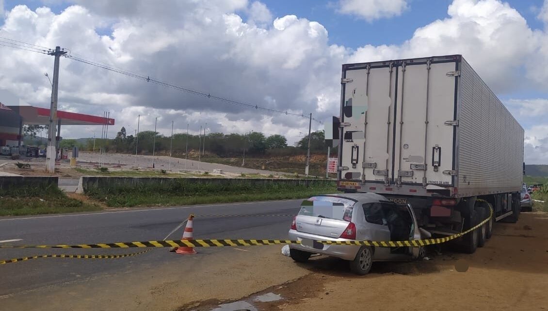 Motorista morre após colidir carro em caminhão que estava parado