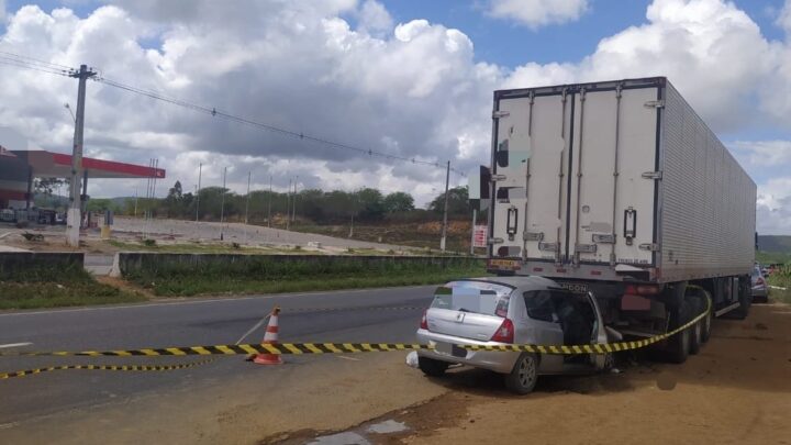 Motorista morre após colidir carro em caminhão que estava parado