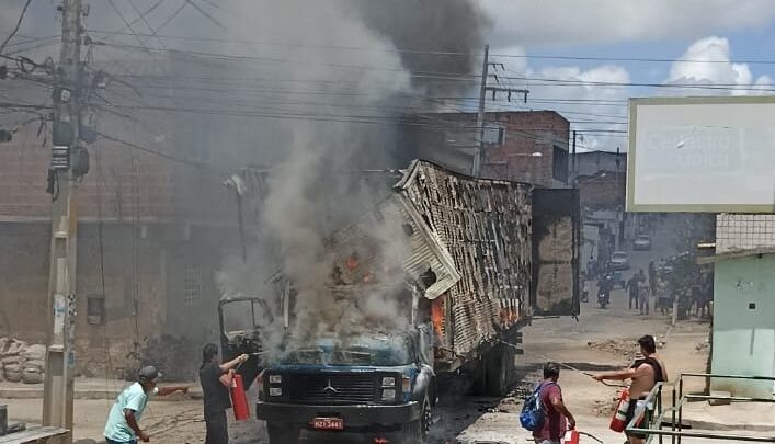 Caminhão carregado com colchão pega fogo, em Caruaru