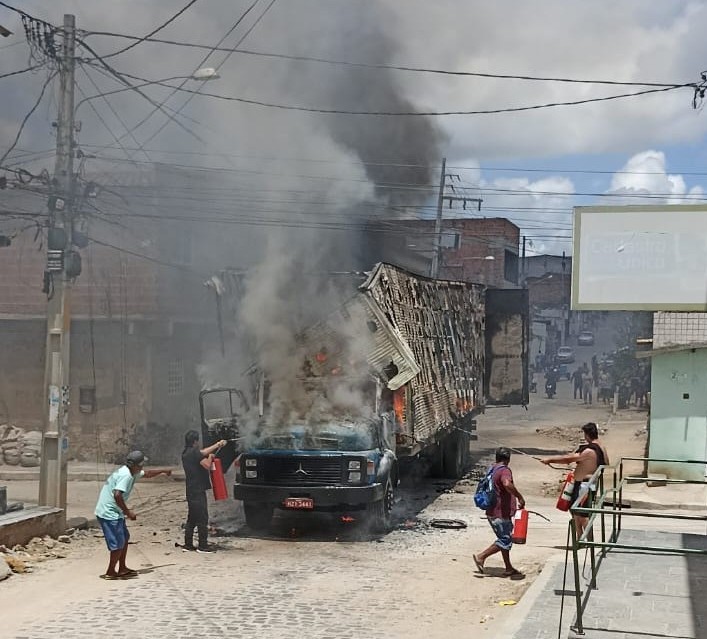 Caminhão carregado com colchão pega fogo, em Caruaru
