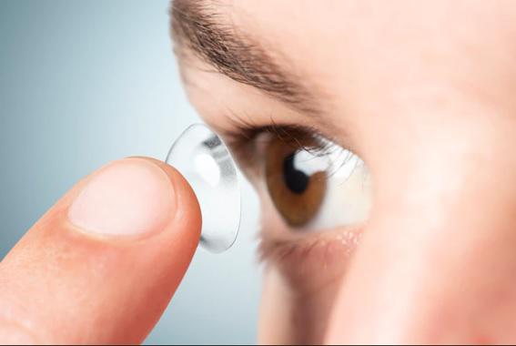 Usar lentes de contato exige cuidados para preservar saúde ocular