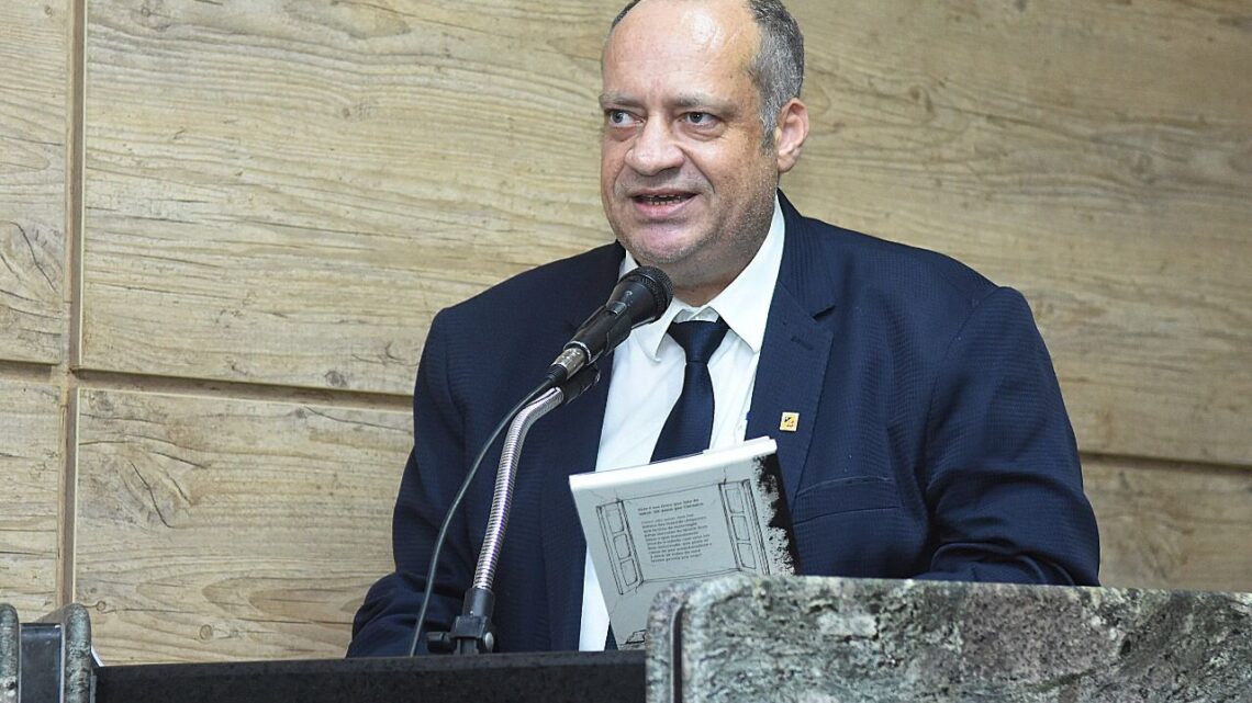 Jorge Quintino solicita fornecimento de livros em braile para deficientes visuais nas bibliotecas públicas de Caruaru Jorge Quintino solicita fornecimento de livros em braile para deficientes visuais nas bibliotecas públicas de Caruaru