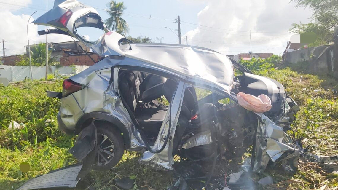 Quatro pessoas morrem e uma fica ferida, após carro cair de viaduto Quatro pessoas morrem e uma fica ferida, após carro cair de viaduto