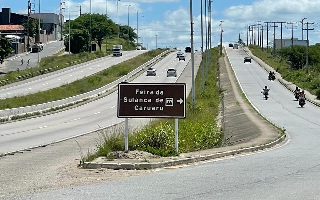 Empresário Lenilson Tôrres atende pedido da associação e coloca placas nas rodovias indicando Feira da Sulanca de Caruaru Empresário Lenilson Tôrres atende pedido da associação e coloca placas nas rodovias indicando Feira da Sulanca de Caruaru