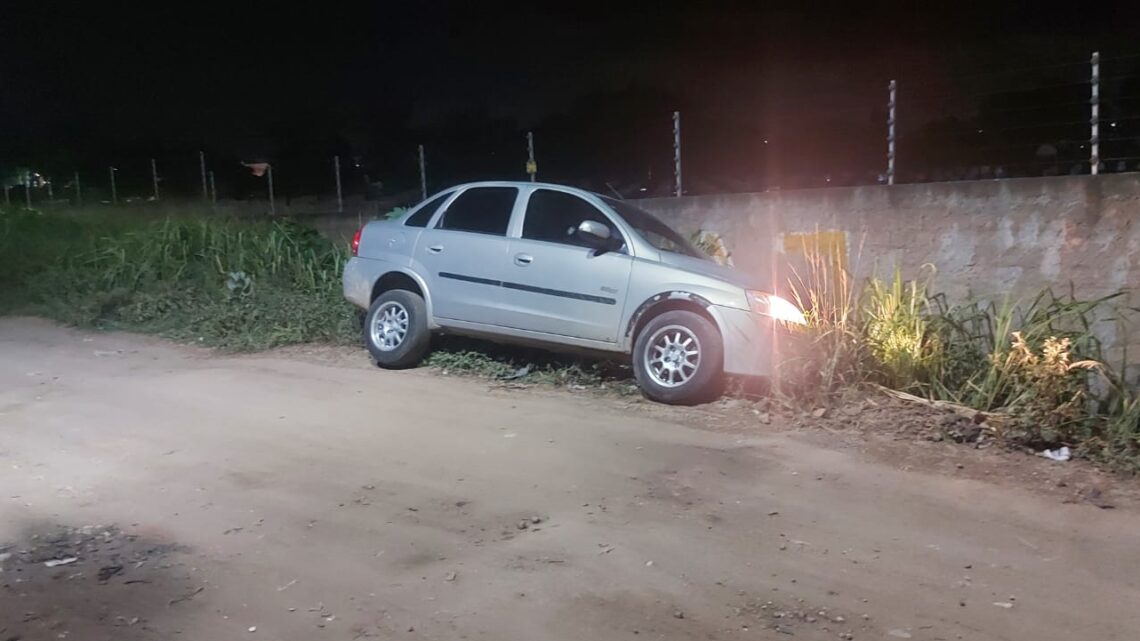 Homem é assassinado dentro de carro, em Caruaru Homem é assassinado dentro de carro, em Caruaru