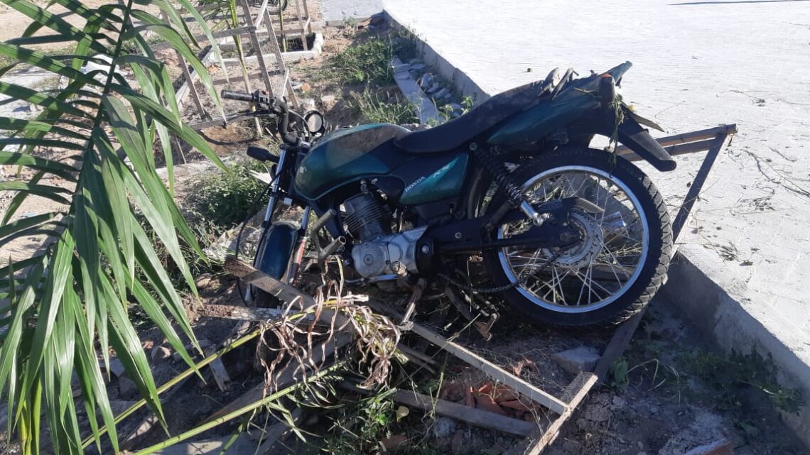 Motociclista sem capacete morre, após sair da pista e colidir contra meio fio Motociclista sem capacete morre, após sair da pista e colidir contra meio fio