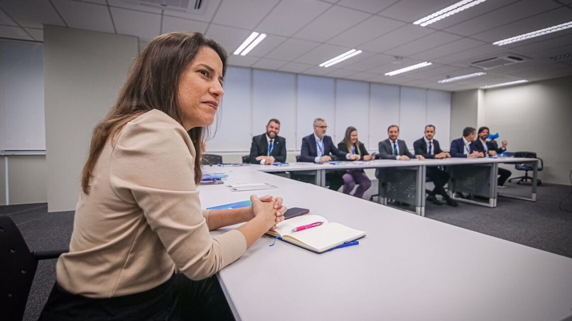 Raquel Lyra se reúne com dirigentes da Caixa Econômica