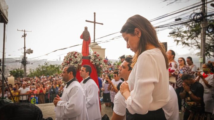 Raquel Lyra participa, em Caruaru, de celebração em homenagem a Santa Luzia