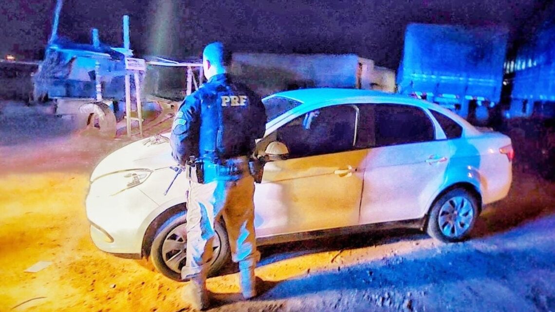 PRF detém suspeito de praticar assaltos com arma e carro roubado PRF detém suspeito de praticar assaltos com arma e carro roubado