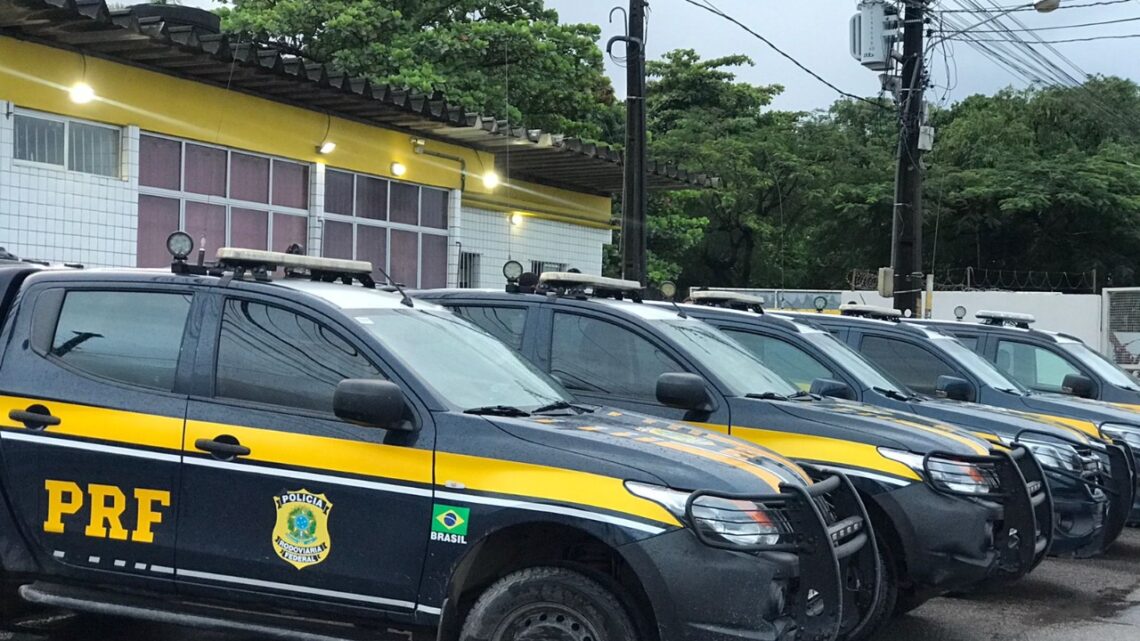 Suspeito de praticar assalto em ônibus é espancado por passageiros e detido Suspeito de praticar assalto em ônibus é espancado por passageiros e detido