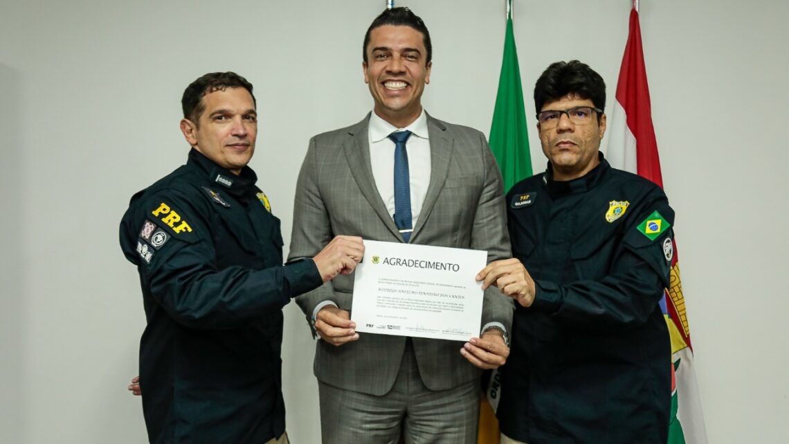 Prefeito de Caruaru, Rodrigo Pinheiro, recebe homenagem da PRF