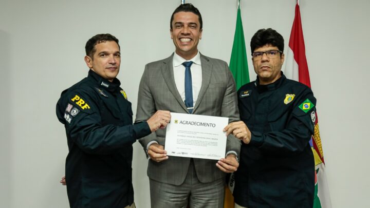Prefeito de Caruaru, Rodrigo Pinheiro, recebe homenagem da PRF
