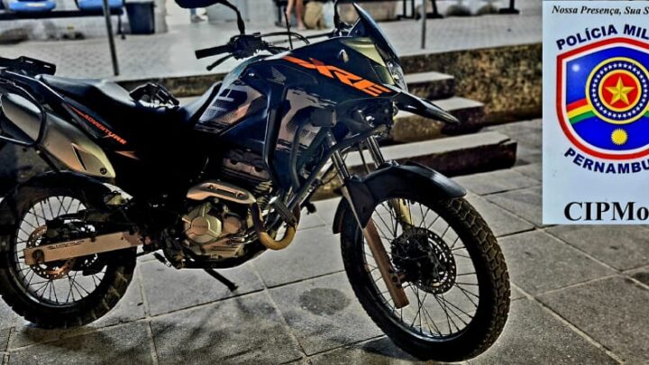 Homem é preso comarma e moto roubada