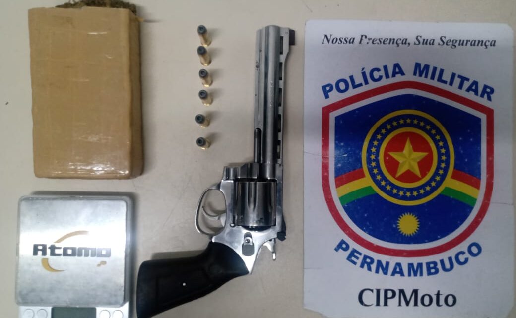 Dupla é presa por porte ilegal de arma de fogo e tráfico de drogas