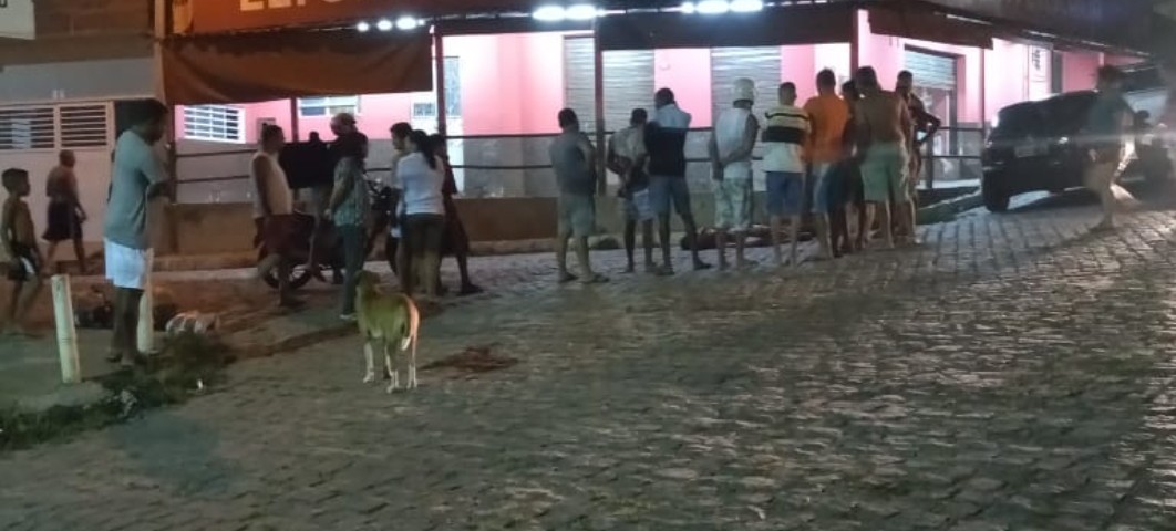 Tentativa de homicídio: Mulher é baleada e socorrida para o HRA, em Caruaru Tentativa de homicídio: Mulher é baleada e socorrida para o HRA, em Caruaru