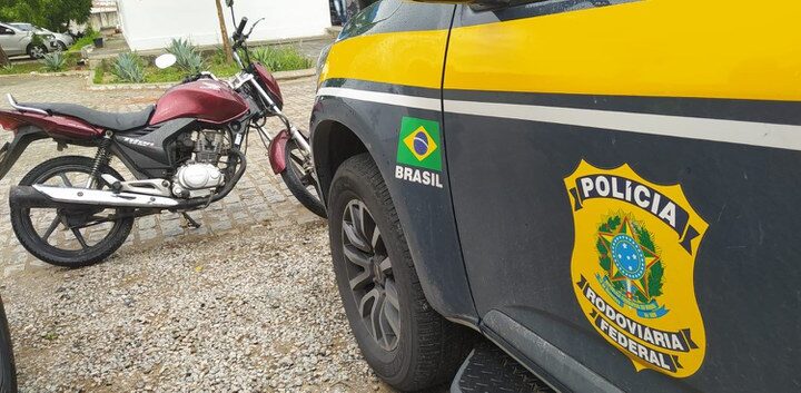PRF detém foragido da justiça com moto roubada e documento falso em Caruaru