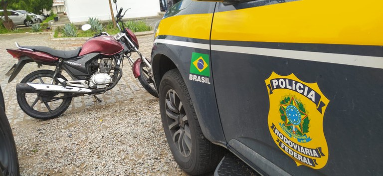 PRF detém foragido da justiça com moto roubada e documento falso em Caruaru PRF detém foragido da justiça com moto roubada e documento falso em Caruaru