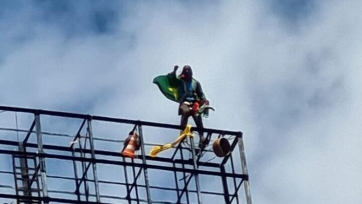 Homem é resgatado após subir em refletor do Arruda, em protesto a favor de Bolsonaro