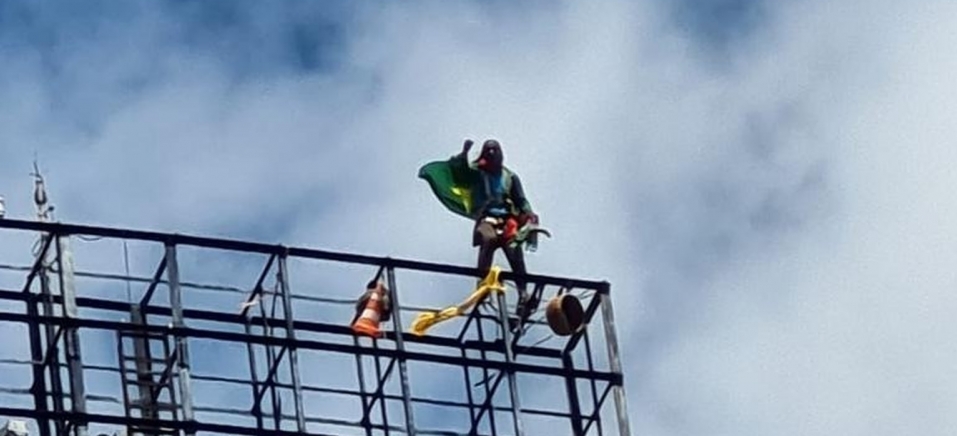 Homem é resgatado após subir em refletor do Arruda, em protesto a favor de Bolsonaro Homem é resgatado após subir em refletor do Arruda, em protesto a favor de Bolsonaro