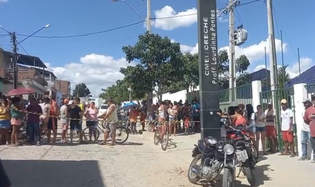 Tatuador é assassinado em frente a creche em Caruaru Tatuador é assassinado em frente a creche em Caruaru
