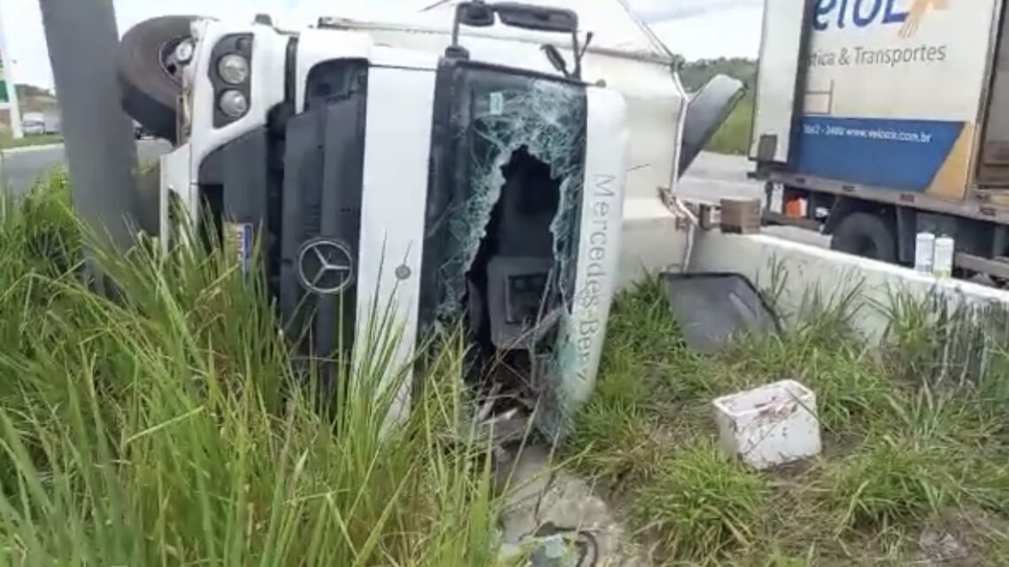 Caminhão tomba na BR 232 e motorista é atendido pelo Samu