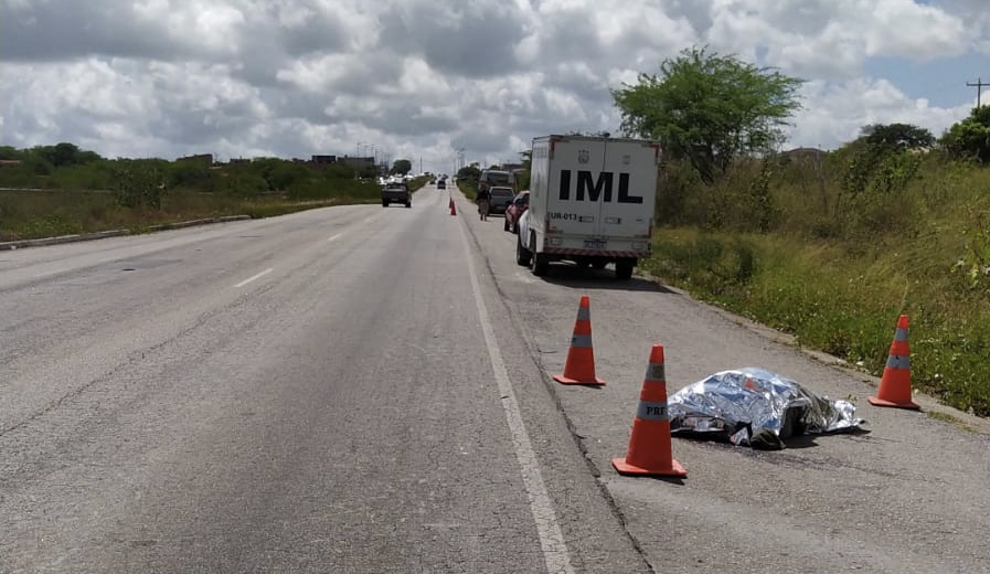 Pedreiro morre após ser atropelado na BR 104 em Caruaru Pedreiro morre após ser atropelado na BR 104 em Caruaru