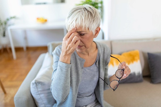 Coçar os olhos pode causar doença que atinge 150 mil brasileiros por ano