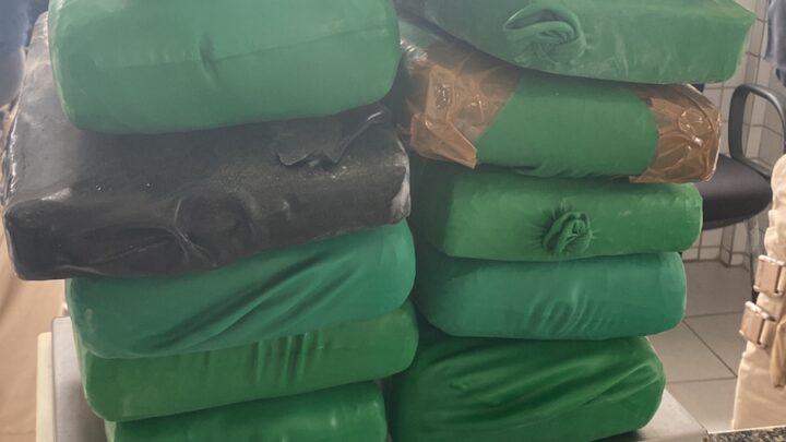 PRF apreende mais de 15 kg de droga em ônibus na BR 232