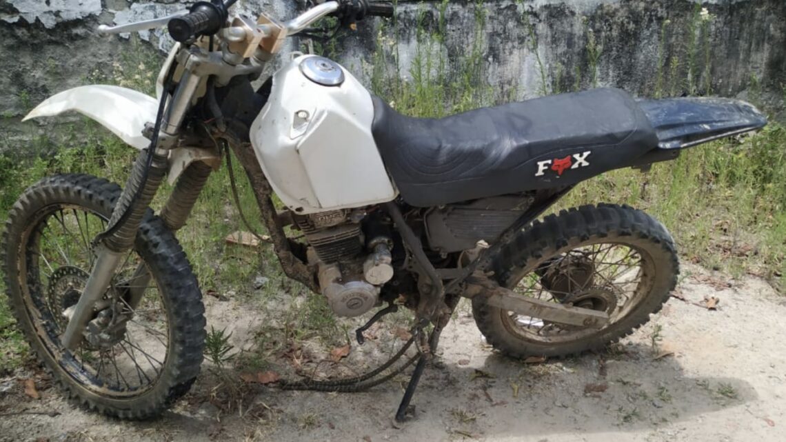 Moto sem placa e documento e com escapamento adulterado é apreendida