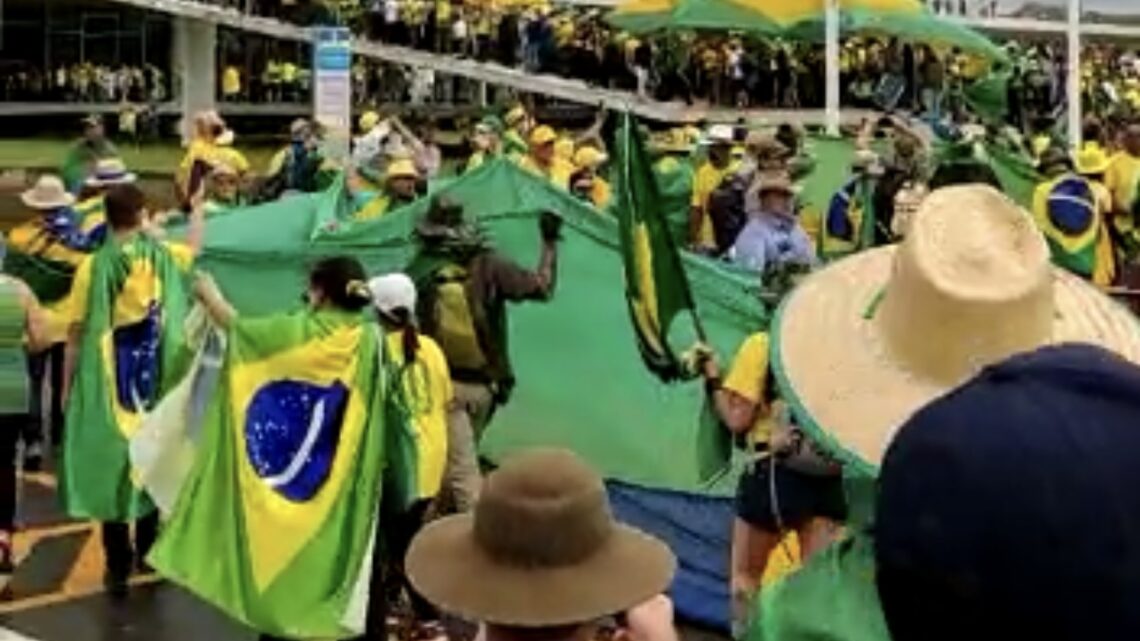 Manifestantes furam bloqueio e invadem Congresso Nacional e Palácio do Planalto